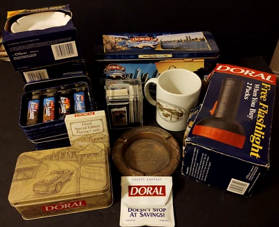 Lote coleccionable de mercancía de cigarrillos Doral - encendedores, latas, ceniceros, taza+++ Foto 1 de 2