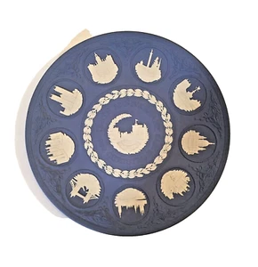 Piatto natalizio blu Wedgwood 1969-1978 10° anniversario Inghilterra punti di riferimento 9,5" - Foto 1 di 9