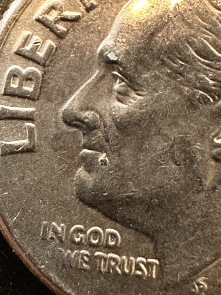 Moneda de diez centavos P Roosevelt 2005, notable textura extra para la boca Foto 1 de 4