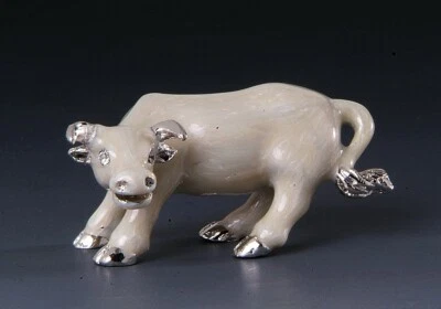 FIGURA ZODIACO AÑO DEL BUEY - PELTRE PLATEADO Y ESMALTE CON PIEDRA DEL RIN Foto 1 de 2