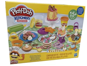 Neu PLAY-DOH Hasbro Kitchen Creations Sweet Cakes Spielset 15+ Teile Kinder 3+ Basteln - Bild 1 von 6