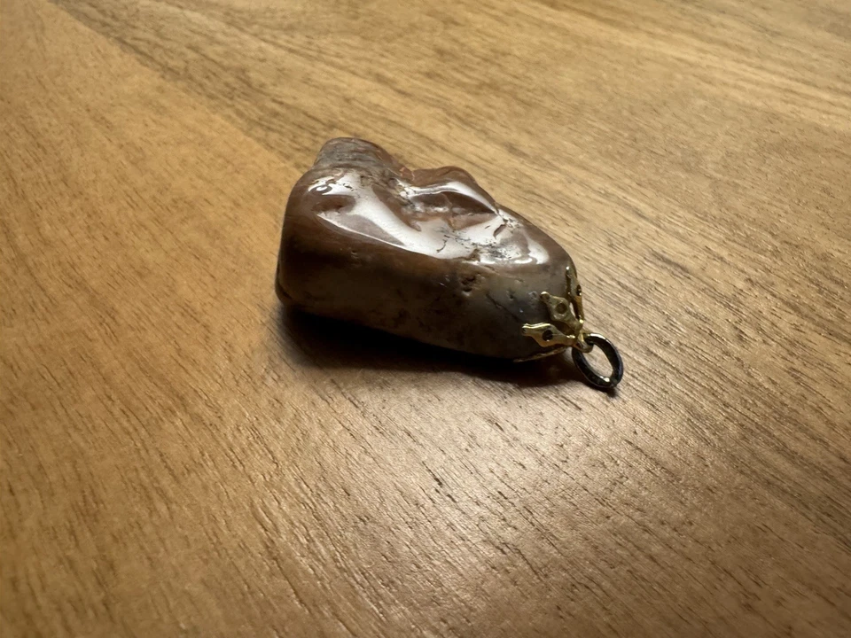 Colgante Vintage Piedra Natural Pulida Marrón Tonos Crema Fianza Dorada Foto 1 de 4