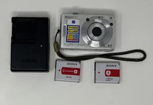 Sony Cyber-shot DSC-W30 6.0MP Digitalkamera + 2 Akku Ladegerät - Bild 1 von 11