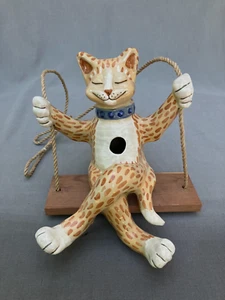 DE COLECCIÓN Louisville Gres Gato en Una Tabla de Cedro Columpio Casa para Pájaros 12.5" Sonriendo - Imagen 1 de 8