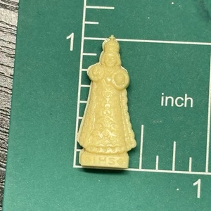 Vintage Jesus Infant Of Prague Cream Celluoid Plastic Pocket Shrine Tiny Mini 1" - Picture 1 of 3