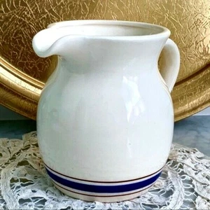 Brocca acqua piccola vintage Restaurant Ware 5" con fascia blu e rossa - Foto 1 di 6