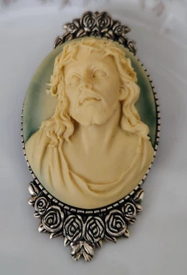 Broche camafeo de Jesucristo prendedor religioso blanco sobre verde esmerilado, plata envejecida Foto 1 de 4