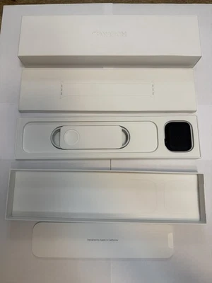 Apple Watch Series 8 45 mm Midnight-Aluminiumgehäuse mit White Solo Loop Armband - Bild 1 von 4
