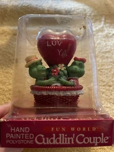 Vintage Cubby Love Hand-painted Polystone Cuddlin' Couple Fun World NIB Frogs - Picture 1 of 3