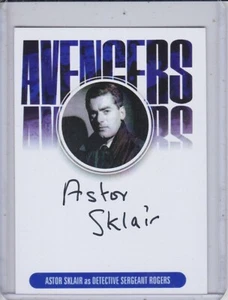 The Avengers Autograph Card AVAS1 - Aston Sklair As Detective Sergeant Roberts - Foto 1 di 2