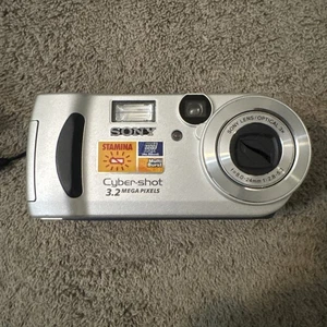 Sony Cyber-shot DSC-P71 3,2 MP Digitalkamera silber / funktionstüchtig 2 Speicherkarten - Bild 1 von 11