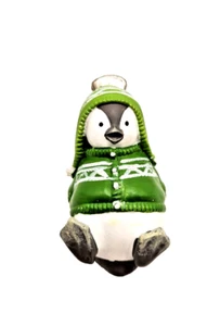 Caprichoso Pingüino de Resina en Suéter Verde con Clip en la Espalda Invierno Navidad 2.5" - Imagen 1 de 4