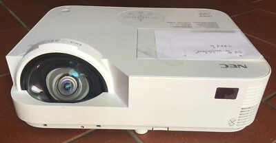 NEC Beamer M302WS -- Kurzdistanzprojektor der Profiklasse #3 - Bild 1 von 4