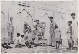 1942 Press Photo WWII U.S. Army Troops Fitted for Sandals at Taj Mahal in India - Picture 1 of 2
