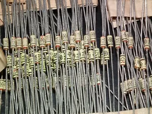 25 piezas BA521 DO-35/ESTUCHE DE SILICIO DIODO SEÑAL PLANA 35 VOLTIOS 150MA Iskra - Imagen 1 de 4