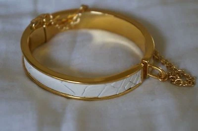 NOVO Designer CC SKYE Pulseira Dobradiça Única com Detalhe de Corrente Pulseira Ouro e Branco - Imagem 1 de 4