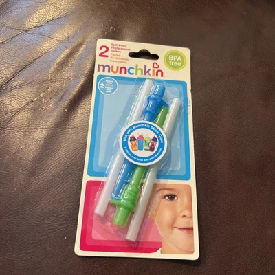 Dos pajitas de repuesto a prueba de derrames Munchkin para tazas Munchkin Foto 1 de 4