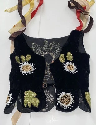 Vintage ~ Chaleco de terciopelo negro hecho a mano para niños ~ Cintas coloridas de lentejuelas con cuentas Foto 1 de 4