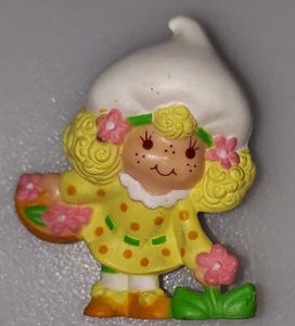 Vintage 1981 Strawberry Shortcake figurine - Lemon Meringue picking flowers - Picture 1 of 1