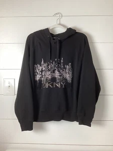 Sudadera con Capucha Dkny Sport para Mujer 3X Negra Paisaje de Ciudad Manga Larga Cómoda Acogedora Ropa de Calle - Imagen 1 de 6