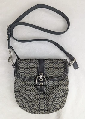 Auténtica mochila oscilante COACH Soho Mini Signature - Jacquard C negro y gris Foto 1 de 4