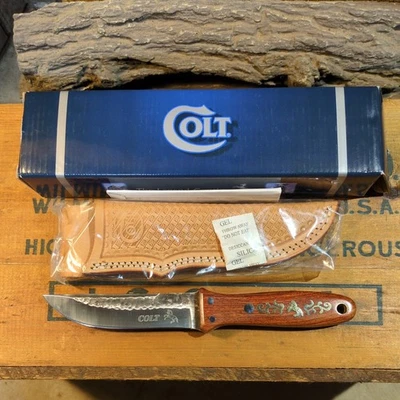 Cuchillo de caza Colt de acero martillado con asas de incrustación de madera CT340 Foto 1 de 4