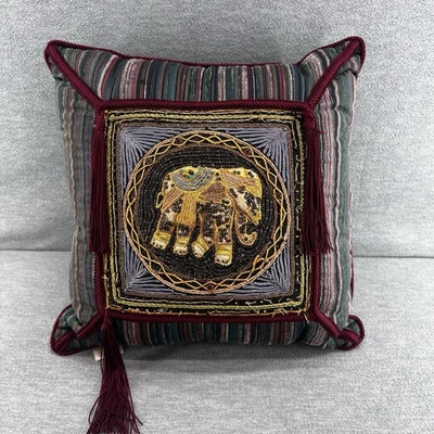 Almohada tapiz vintage tailandesa birmana Kalaga elefante bordada a mano y lentejuelas Foto 1 de 4