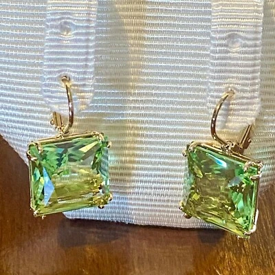 Brincos SWAROVSKI Millenia gota, corte quadrado, verde, banhado a ouro - Imagem 1 de 4