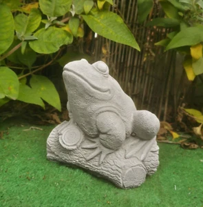 Stone Garden Ornaments Frog on a Log Toad Statue 16.5CM High - Picture 1 of 4