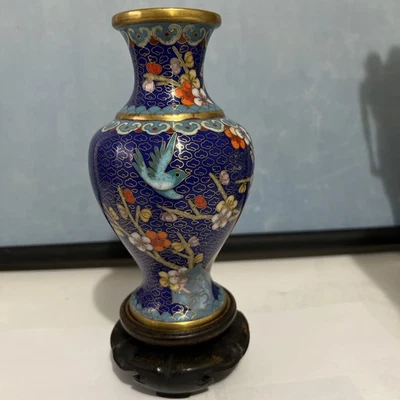 Jarrón y soporte de madera vintage chino Cloisonne esmalte cobre flor de ciruelo y aves Foto 1 de 4