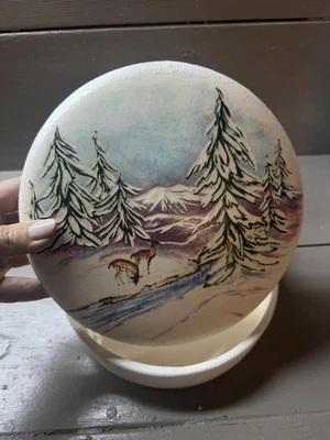 Caja de cerámica pintada a mano vintage, escena de montaña de invierno con ciervos - caja redonda Foto 1 de 4