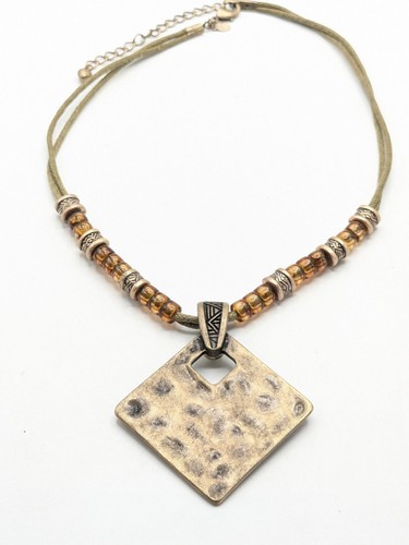 VETEMENTS Collana Premier Designs in corda di perline con ciondolo in metallo colore rame