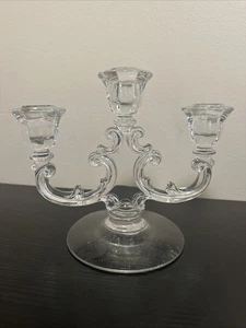 Candelabro candelabro tripla luce Fostoria anni 50 vetro trasparente 7" H 8,25" W - Foto 1 di 6
