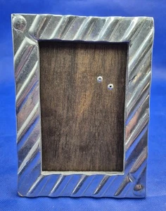 Marco de fotos de peltre de colección Arte Giancarlo Honduras diseño diagonal parte posterior de madera 8x6" - Imagen 1 de 7