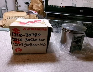 1977-81 SUZUKI TS DS 250 PISTON 1.0 OVERSIZE NOS OEM 12110-30780 12103-30820-100 - Picture 1 of 4