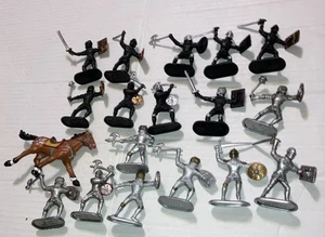 1995 TM Playset 16 Plastic Silver & Black Knights 2 1/2" & Horse Toy Figures - Picture 1 of 10