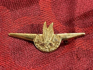 Vintage American Airlines Junior Pilot goldfarbene Metallflügel Pin -- 6508 - Bild 1 von 3