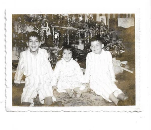 Vintage Christmas Tree Brothers & Sister Pjs ~ Snapshot Photo 1950s Maine - Picture 1 of 2