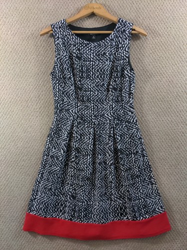 Abito plissettato bianco e nero Alyx 8 aderente e svasato senza maniche orlo rosso