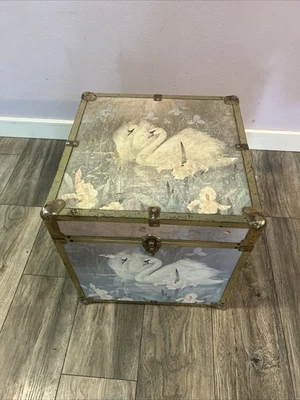Baúl/mesa de cofre de juguete Swan Steamer vintage - latón/metal dorado adornos kitsch Foto 1 de 4