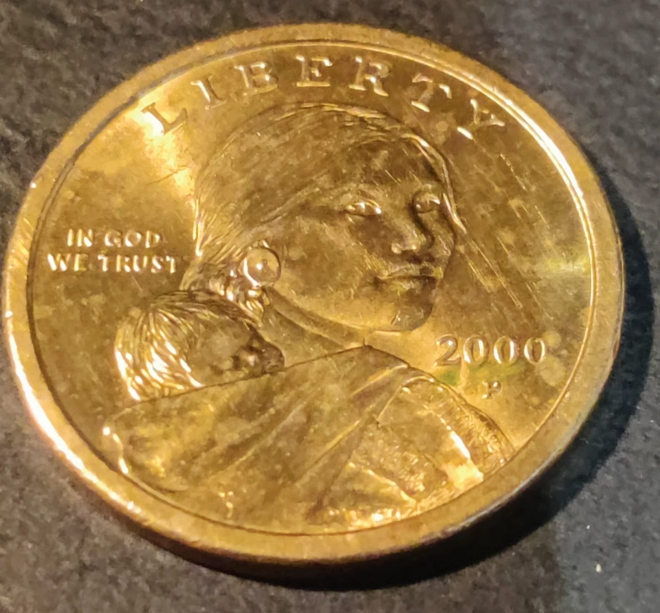 Moeda de um dólar 2000 P Sacagawea acabamento celido detalhe penas na águia - Imagem 1 de 4