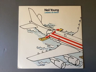 Пластинка долгоиграющая Neil Young Landing On Water ~ клубное издание 1986 года ~ Carrollton Press ~ как новая - Изображение 1 из 4