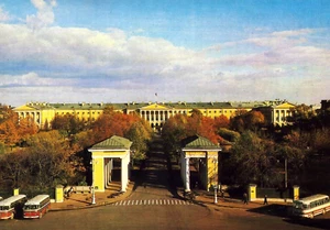 Vintage 1984 Leningrad USSR Smolny Historical Memorial Museum Buses Postcard - Picture 1 of 2