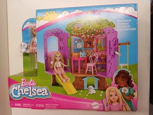Barbie Chelsea Baumhaus Spielset mit Welpe, Möbel und Zubehör 2022 NEU - Bild 1 von 2