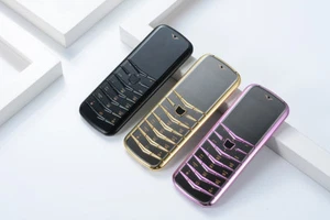 Pequeña Mini Tarjeta Lujo Cuerpo de Metal Doble Sim GSM Senior Desbloqueado Teléfono Móvil V03 - Imagen 1 de 14