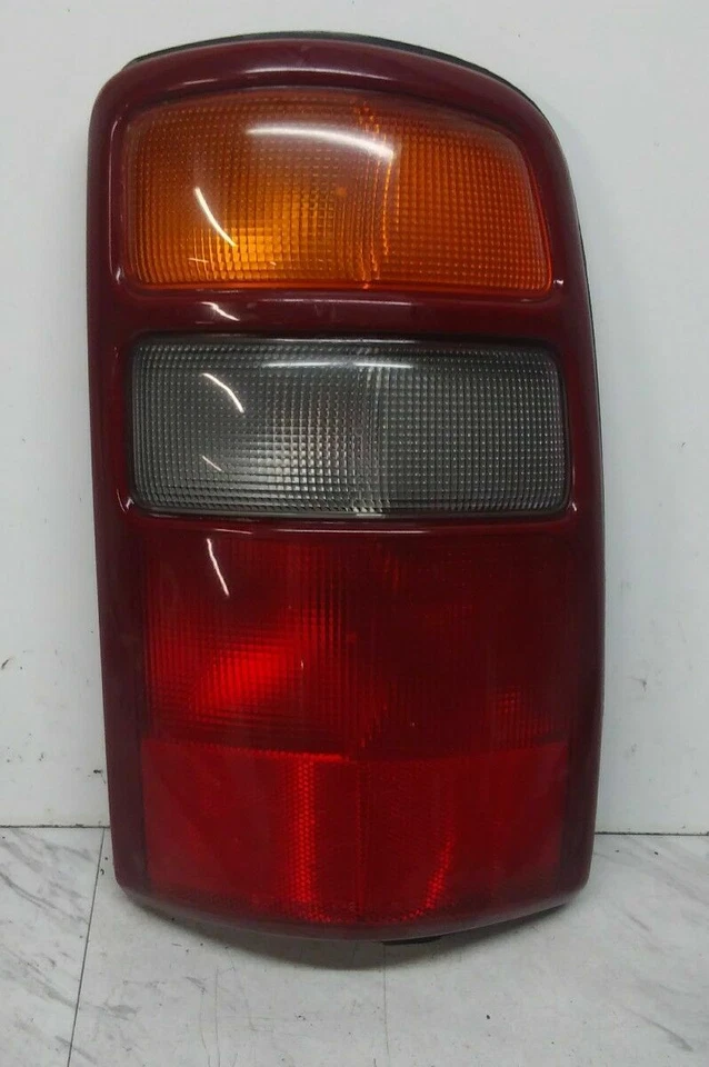 Chevy Suburban GMC Yukon 2000-2003 pasajero derecho luz trasera luz trasera  Foto 1 de 4