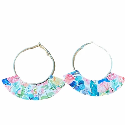 Pendientes de aro grandes de plata con flecos florales de cuero vegano para mujer con cierre trasero de plata Foto 1 de 4