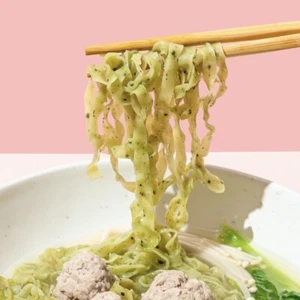 Fideos espinaca mezclados con espirulina seca Fideos saludables vegetales orgánicos - Imagen 1 de 4