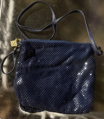 Bolso de noche vintage de malla metálica azul Whiting & Davis con correa de cuero Foto 1 de 4