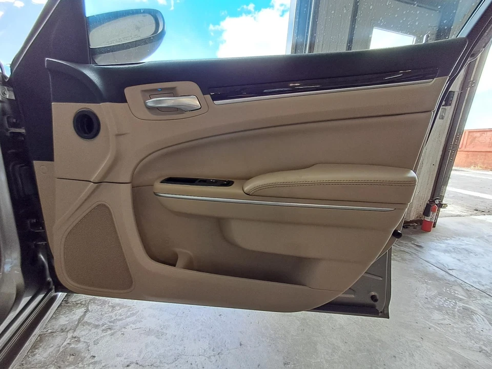 2014 Chrysler 300 RF Front Door Trim Panel Used OEM 427689 Gold 106K Miles - Изображение 1 из 4